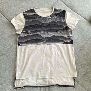 lululemon short sleeve crew size 4 (XS)